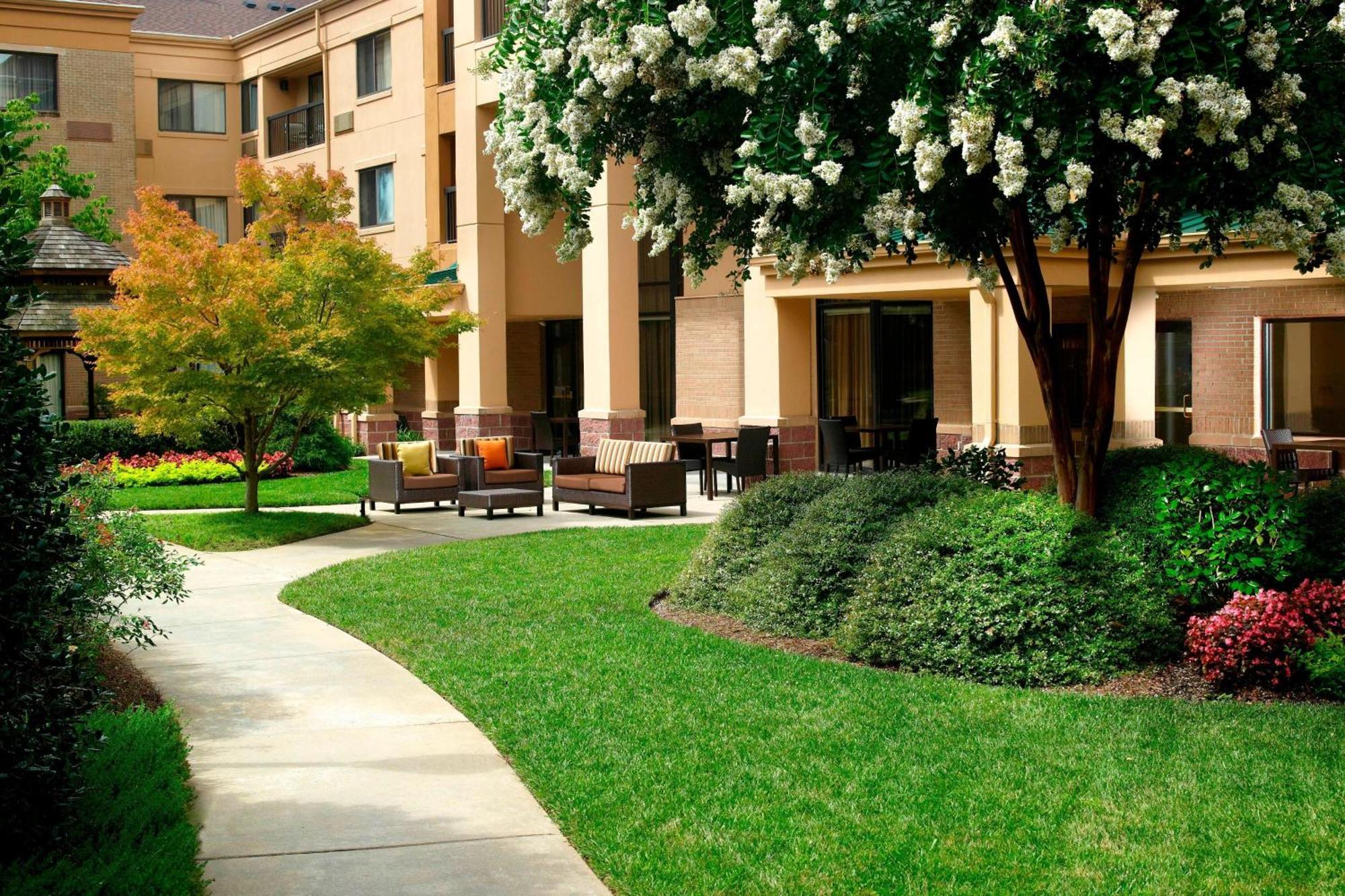 Courtyard By Marriott Atlanta Alpharetta Hotel Exterior photo